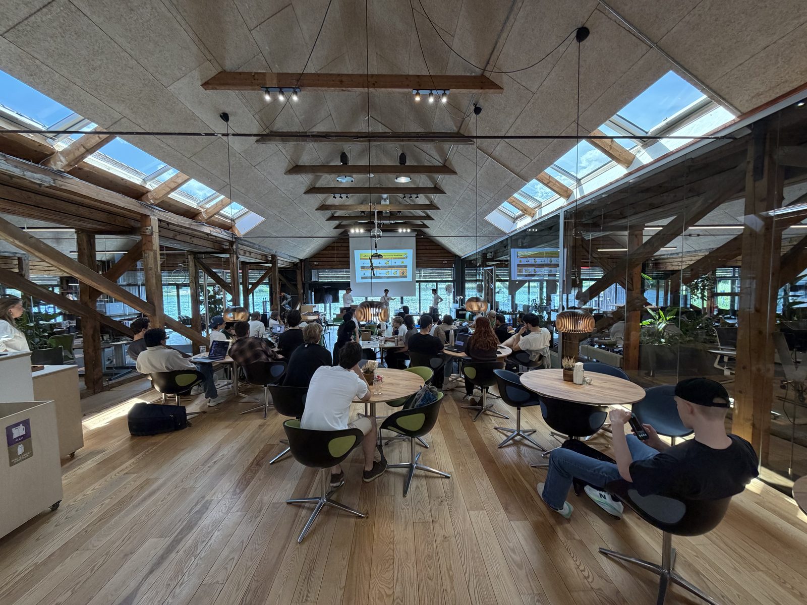 The wooden-beam hall with builders at tables